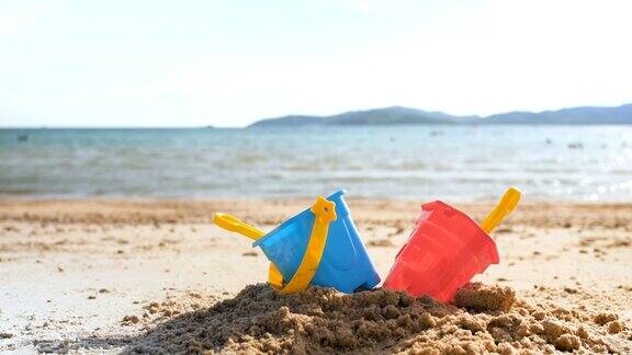 海浪沙滩上的玩具选择了夏季气氛下的浅景深镜头