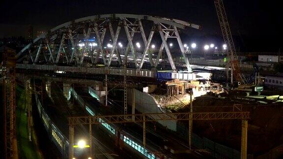 钢桥的建造和铁路枢纽上火车的夜间行驶