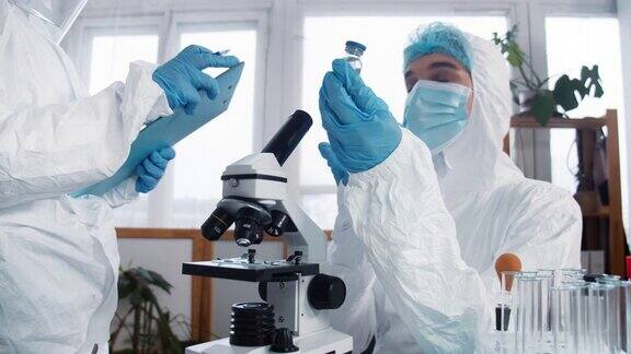 专业病毒学家医生、身穿防护服和盾牌的科学家在临床实验室研制新型冠状病毒疫苗