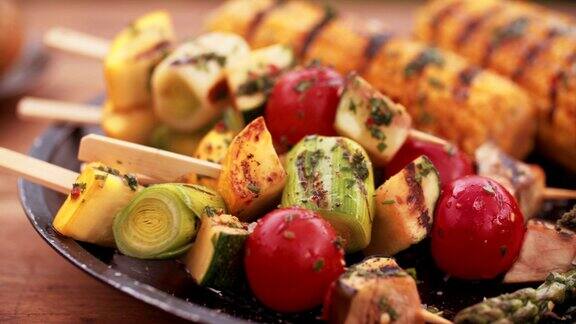 美味的烤蔬菜串玉米和芦笋