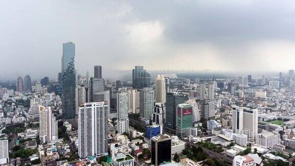 曼谷上空的雨云城市景观