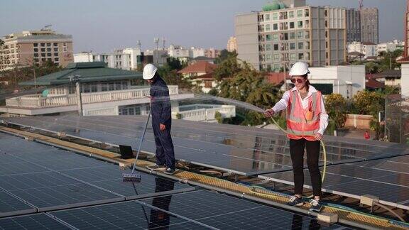 可再生能源专家对太阳能电池板进行维护
