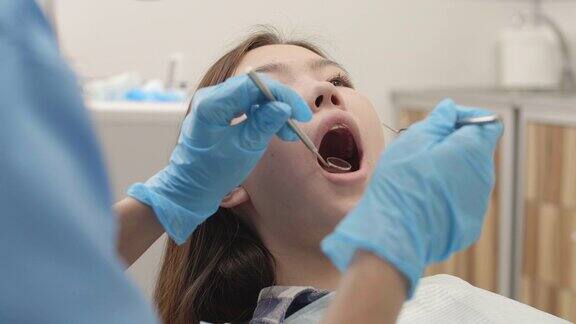 亚洲女孩看牙医