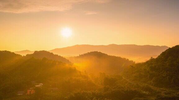 超缩视频4K运动鸟瞰图美丽的早晨景色金色的日出在高山上的庞艾湄茂泰国南邦