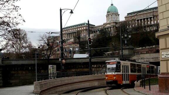 布达佩斯的黄色电车