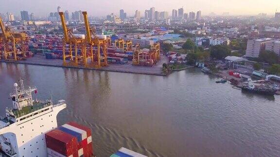 航拍东南亚海洋货柜船进出口货场的物流运输