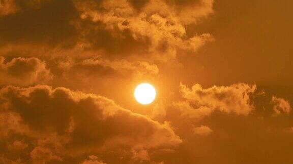 时间流逝的戏剧性日出与橙色的天空在一个阳光明媚的日子