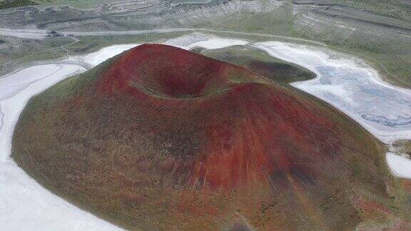 无人机拍摄的土耳其盐湖环绕的红色Meke火山的4k镜头