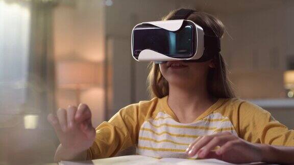 一个小女孩戴着虚拟现实头盔坐在家里的4k视频片段