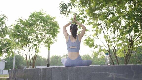 亚洲女性伸展瑜伽运动室内在家