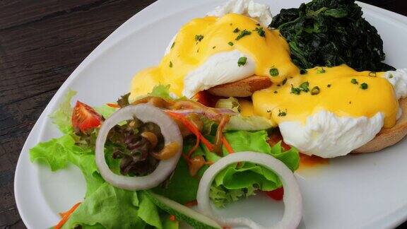 英式早餐:荷包蛋、沙拉和烤面包(特写)健康餐盘的俯视图荷包蛋是一种健康的食物让你强壮健康咖啡厅全餐是荷包蛋