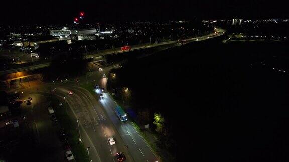 高速公路在夜间的高角度视图