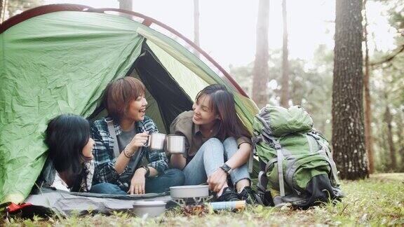 一群朋友花时间做一个野餐露营