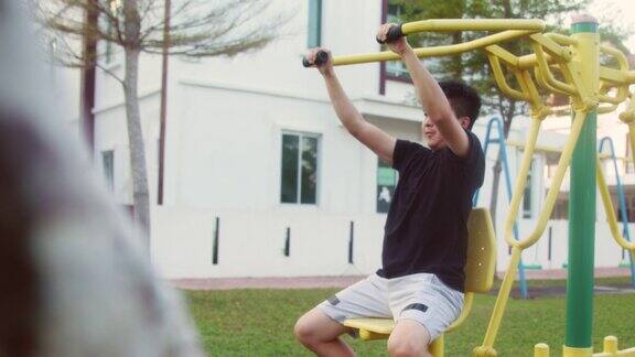 一名成年男子在使用休闲公园里的健身设施