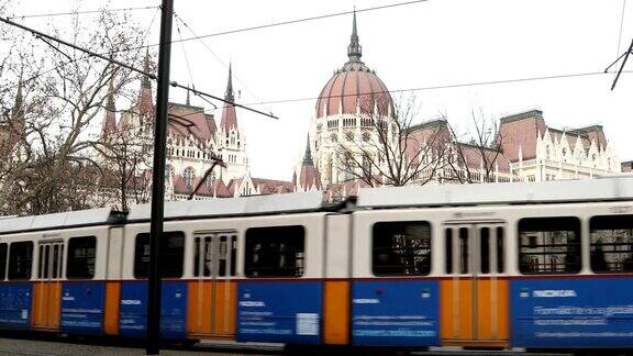 匈牙利议会大楼的外部和城市交通与黄色电车