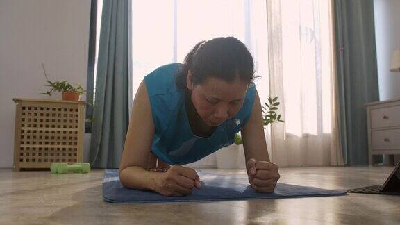 亚洲女性在家锻炼平板支撑姿势