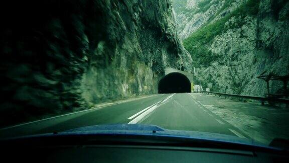 开车穿过峡谷