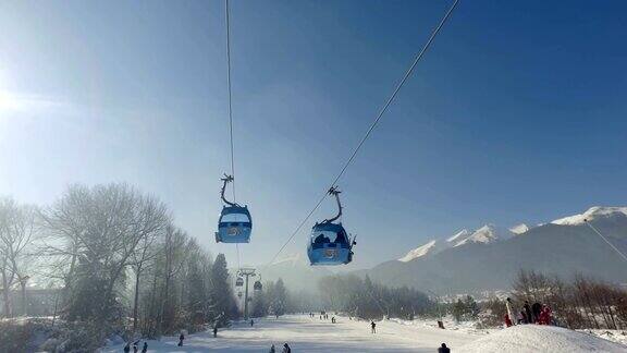 缆车将人们运送到滑雪场