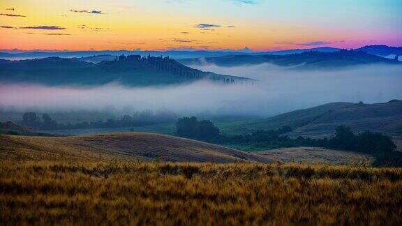 托斯卡纳乡村宁静的山丘上飘过的延时雾