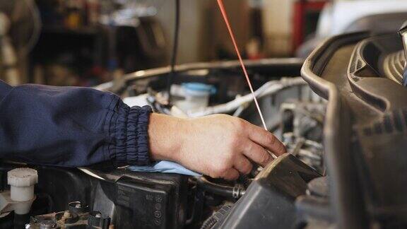 人们的职业和商业工作汽车机修工用扳手修理汽车车间的汽车发动机汽车服务和维修维修服务