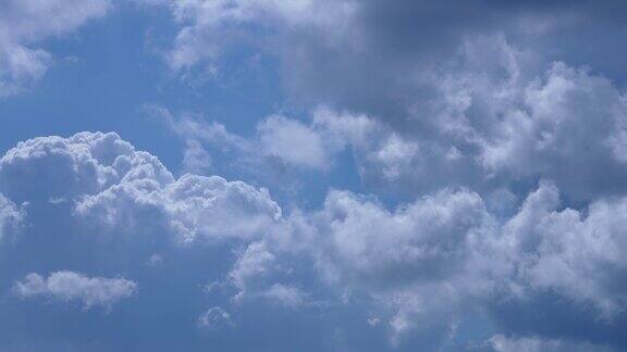 白色蓬松的大云随着时间流逝白云蓝天