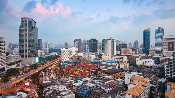 白天到晚上的时间流逝现代办公室公寓公寓在泰国首都曼谷商业区日落前的交通运输