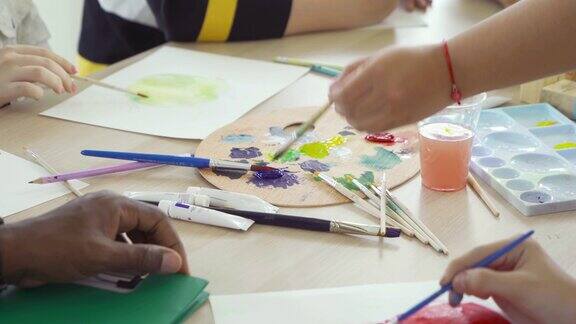 近距离的学生孩子们的手研究学习艺术绘画在学校绘画教育在课堂人们的生活方式