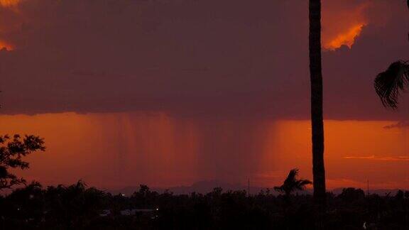 日落时分的暴雨