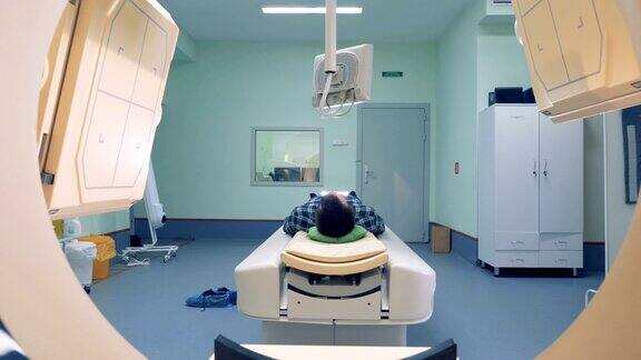 在设备齐全的医疗室里开始断层摄影