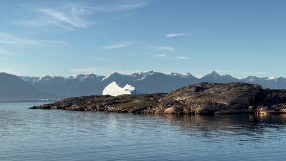 从格陵兰斯科斯比松德丹麦岛上看到的海湾静态景观和孤独的冰山
