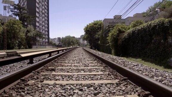 火车观点铁路的城市的一天