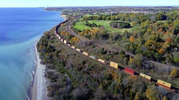 火车经过加拿大安大略湖附近的霍普港