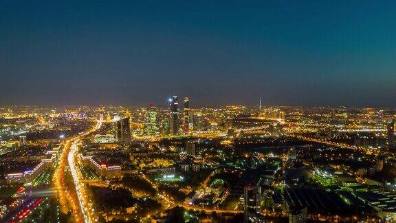 晚上时间日落天空莫斯科城市风景交通街道全景4k超时间推移俄罗斯