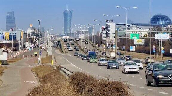 4K延时:高架桥Jerozolimskie大道全景(耶路撒冷);在后面可以看到现代摩天大楼华沙塔尖和华沙贸易大厦