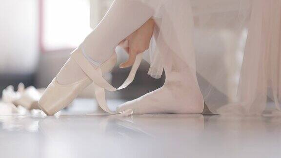 一个穿着芭蕾舞鞋的芭蕾舞女演员的特写