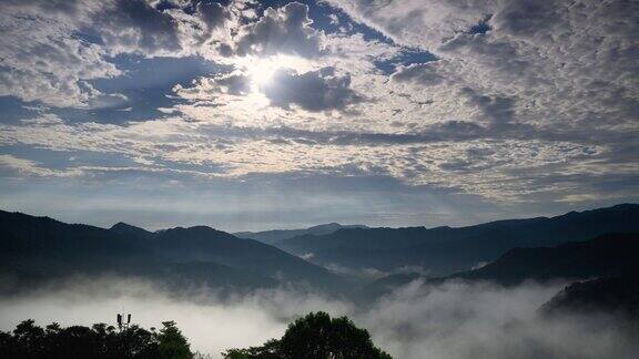 阳光穿透云层洒进山谷