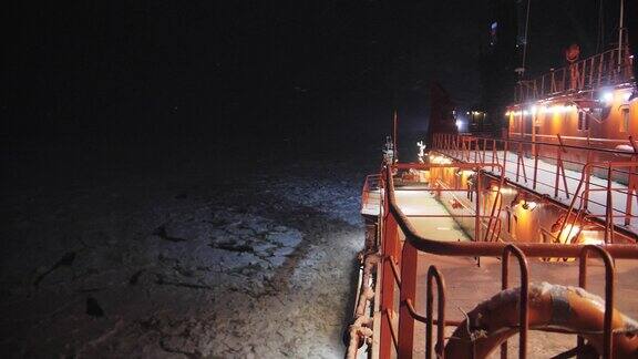 核动力破冰船甲板上的夜景降雪