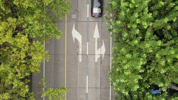 无人机鸟瞰图的道路与森林和树木沿着道路与很少的汽车