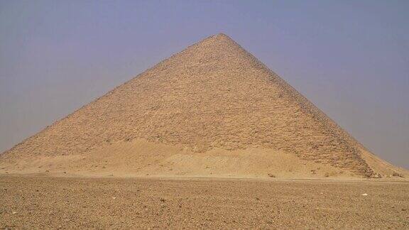 红色的金字塔红色金字塔也被称为北金字塔是位于埃及开罗达赫舒尔墓地的三大金字塔中最大的
