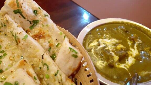 印度蒜蓉馕面包配菠菜印度干酪咖喱印度菜