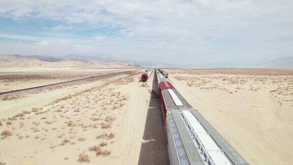 停在沙漠中的火车