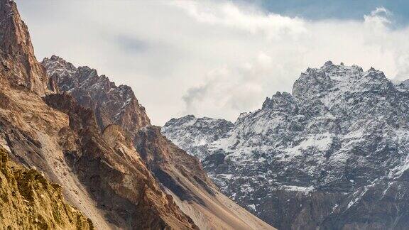 在巴基斯坦罕萨河谷地区的帕苏山谷喀喇昆仑山脉雪山壮丽景色的延时移动云日出场景