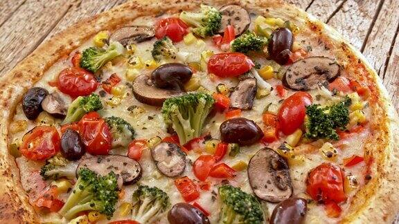 SLOMOTU热素食披萨放在木桌上