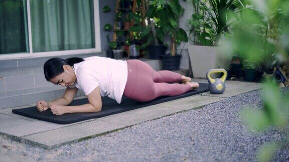 女人在垫子上锻炼