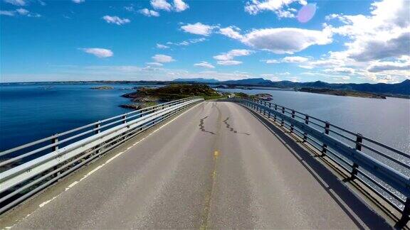 在挪威的一条路上驾驶汽车大西洋路