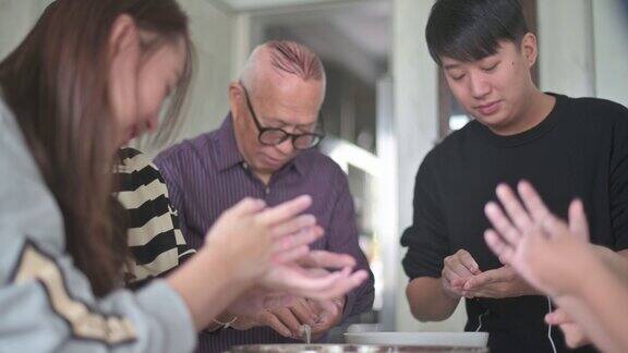 中国的老年人家庭为春节团圆饭准备中国食物“汤圆”糯米团