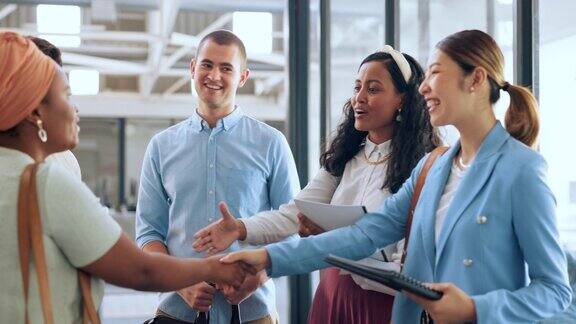 在现代办公室中多样性、团队和握手是合作、业务和协作的基础团队合作多种族和员工问候手势欢迎和创业公司的小组项目