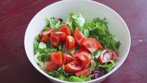 新鲜蔬菜沙拉在厨房里做健康的食物素食主义者的饮食健康午餐的特写有萝卜西红柿生菜芳香的绿色蔬菜和橄榄女人切拌沙拉