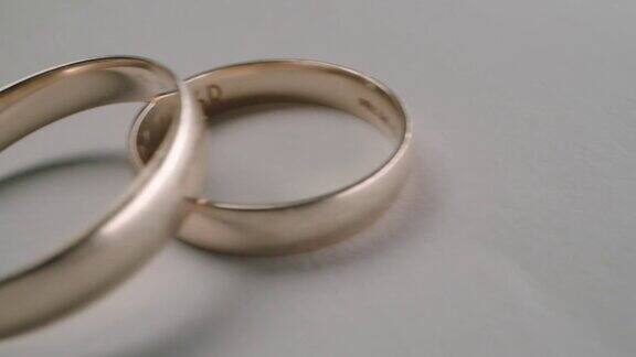 漂亮的结婚戒指给新娘和新郎
