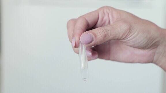 手持医用透明试管的拭子样本-Covid-19拭子测试
